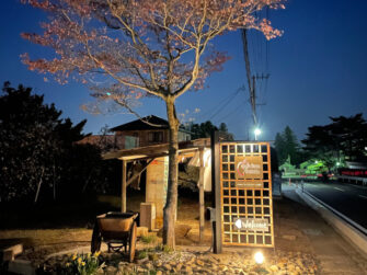 福島県福島市の桃・りんご農園アップルファーム宍戸の無人販売機をライトアップしたようす