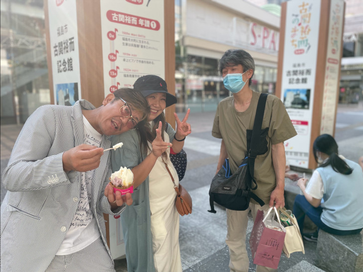 福島駅の広場でアイスを片手にピース