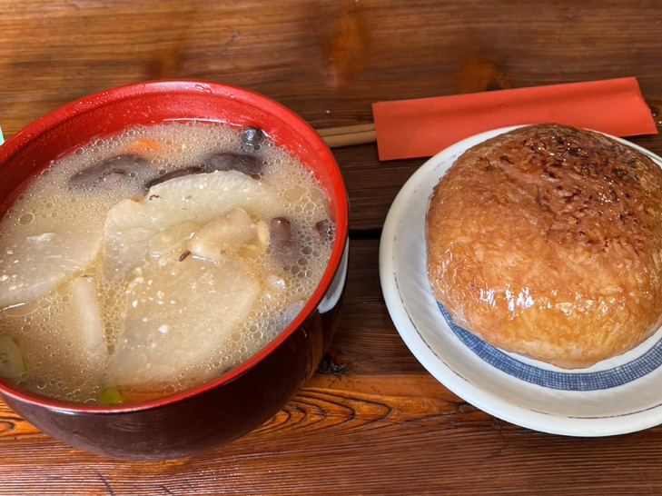 福島県の山小屋食堂で、嫁さん、お義父さん、お義母さんが注文した味噌焼おにぎりとけんちん汁