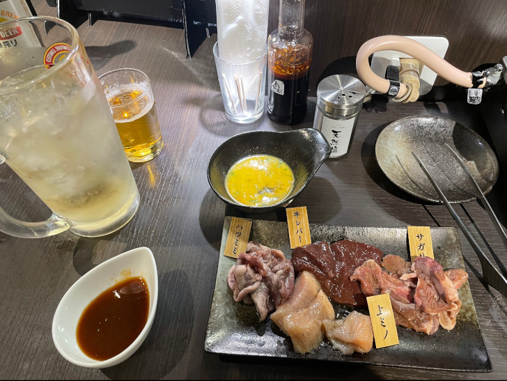 川口駅東口のカウンター焼肉「肉松」の各種ホルモン