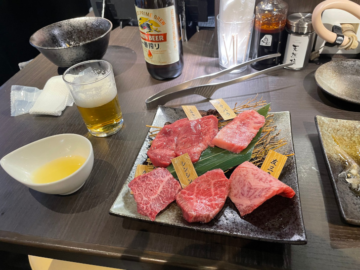 川口駅東口のカウンター焼肉「肉松」の上質な国産牛盛り合わせ