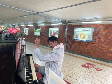 福島駅の地下道にあるピアノで一曲