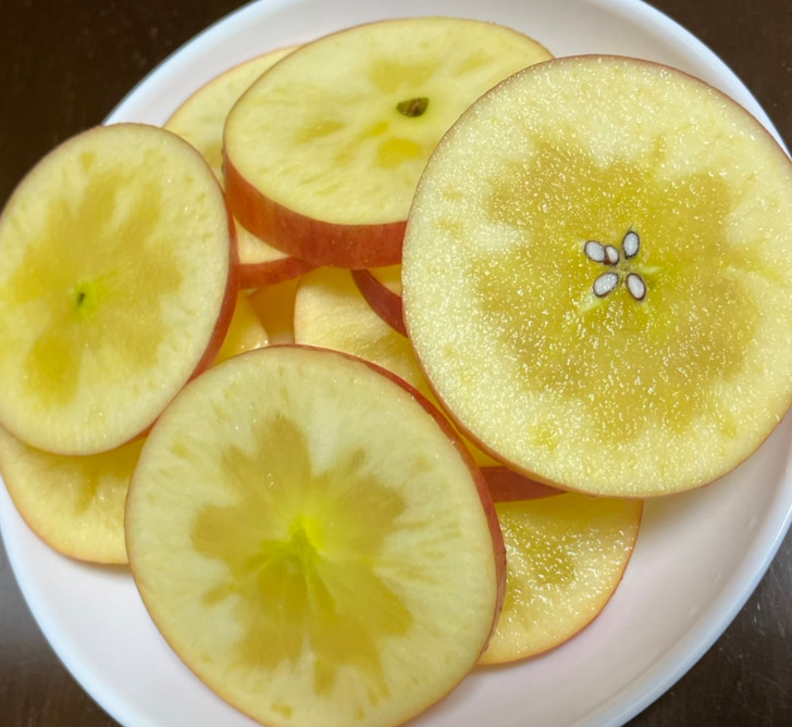福島県福島市の桃・りんご農園「アプルファーム宍戸」から届いたりんご究極の蜜入りりんご『こうとく』をスライス