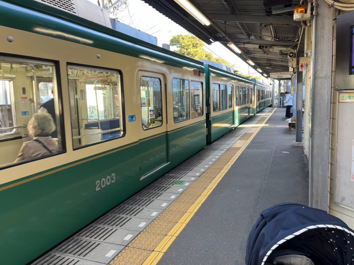 江ノ島電鉄「由比ヶ浜駅」のホーム