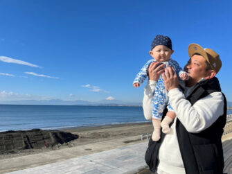江の島のビーチから撮影した富士山と娘とフリーランス主夫