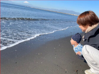 江の島のビーチで海と遊ぶ娘と嫁さん