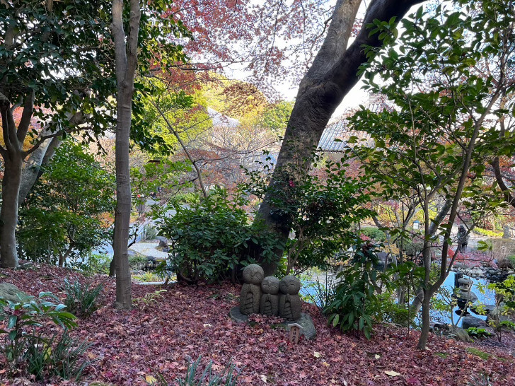 祈りと彩りの花浄土。鎌倉「長谷寺」のお地蔵さん