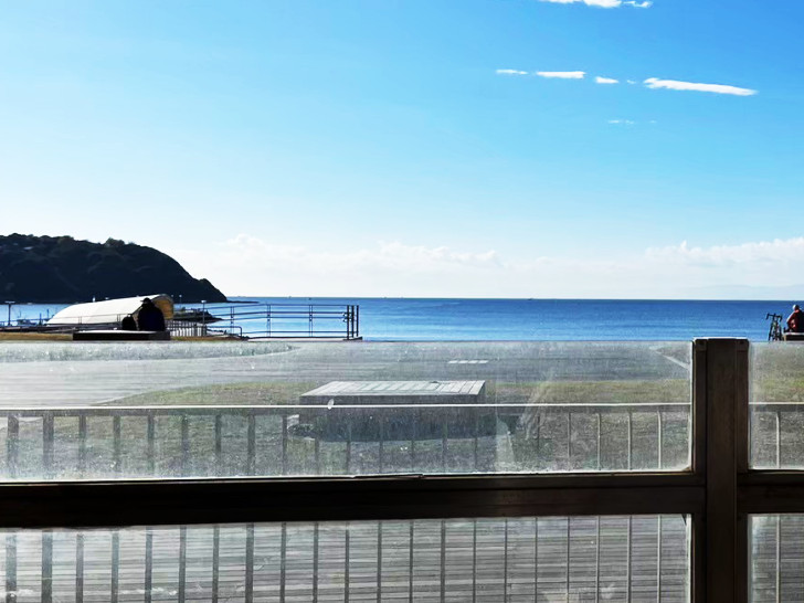 海が見えるイタリアンレストラン「iＬ ＣＨＩＡＮＴＩ ＢＥＡＣＨＥ（イル キャンティ ビーチェ ）」のテラス席の眺め