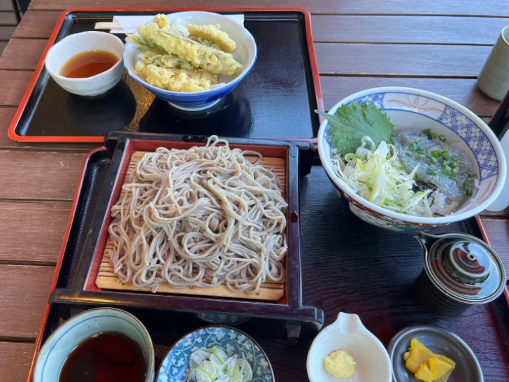 鎌倉長谷の大仏入口前「十割そば古賀」の十割そば、生しらす丼、天ぷら