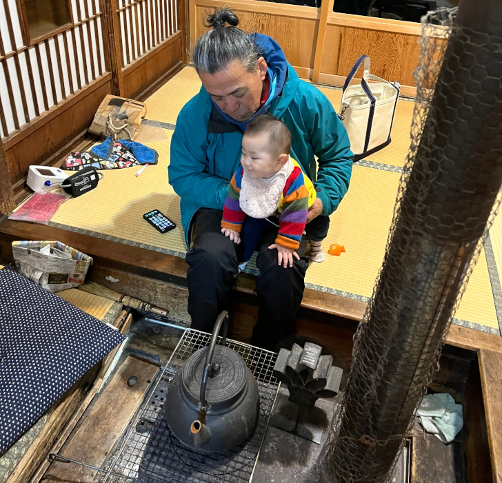 福島県福島市の嫁さんの実家の薪ストーブで娘とお爺ちゃんが暖をとる