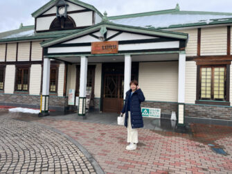 七日町駅で嫁さんが記念撮影