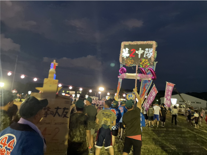 陸上自衛隊福島駐屯地の盆踊り大会で手作り看板を掲げる自衛隊員