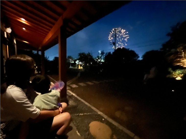 陸上自衛隊福島駐屯地の盆踊り大会のラストイベント「打ち上げ花火」を庭から眺める