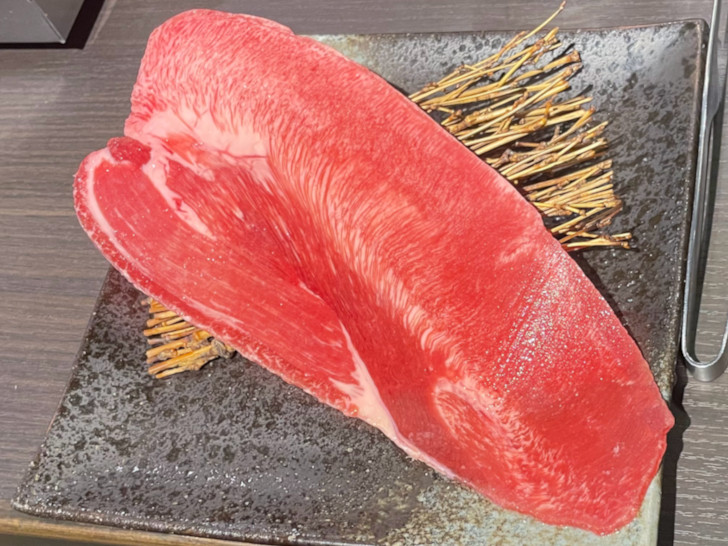 川口駅東口カウンター焼肉「肉松」の長い牛タン