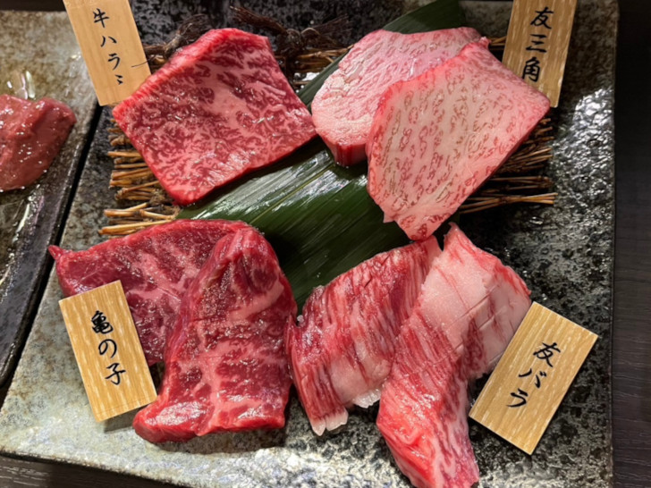川口駅東口カウンター焼肉「肉松」の上質な牛肉の盛り合わせ
