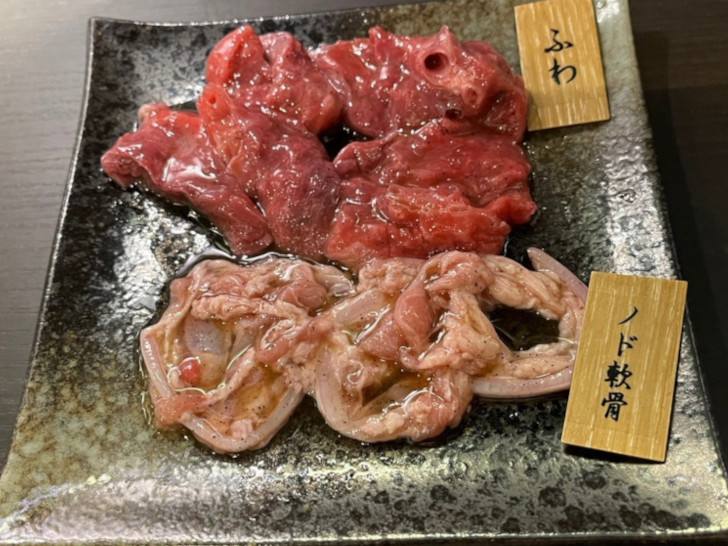 川口駅東口カウンター焼肉「肉松」のホルモン、ふわとノド軟骨