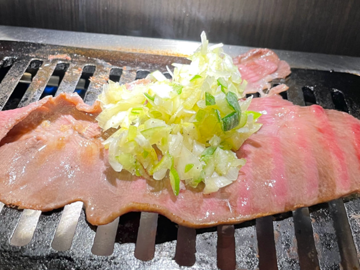 川口駅東口カウンター焼肉「肉松」の長い牛タンに大量のねぎを！