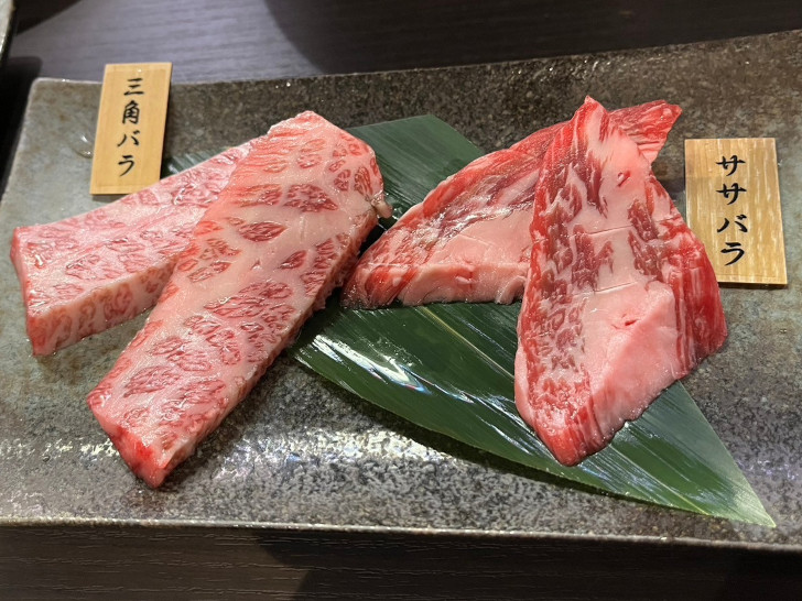 川口駅東口カウンター焼肉「肉松」のササバラ、三角バラ