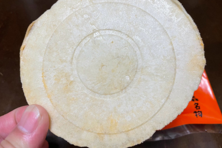 岩手県久慈市に住む姉が、買ってきてくれた北三陸のお土産。「八戸せんべい 焼きチーズ」を袋から出した様子